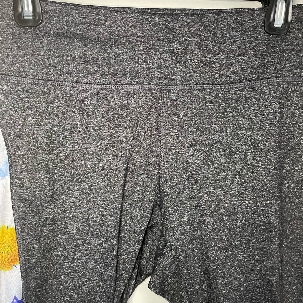 Lularoe Jade Workout Capris Daisy Patterned - Picture 3 of 11